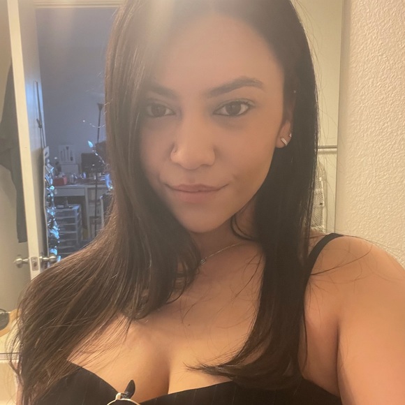 Meet your Posher, Danielle - Picture 2 of 2